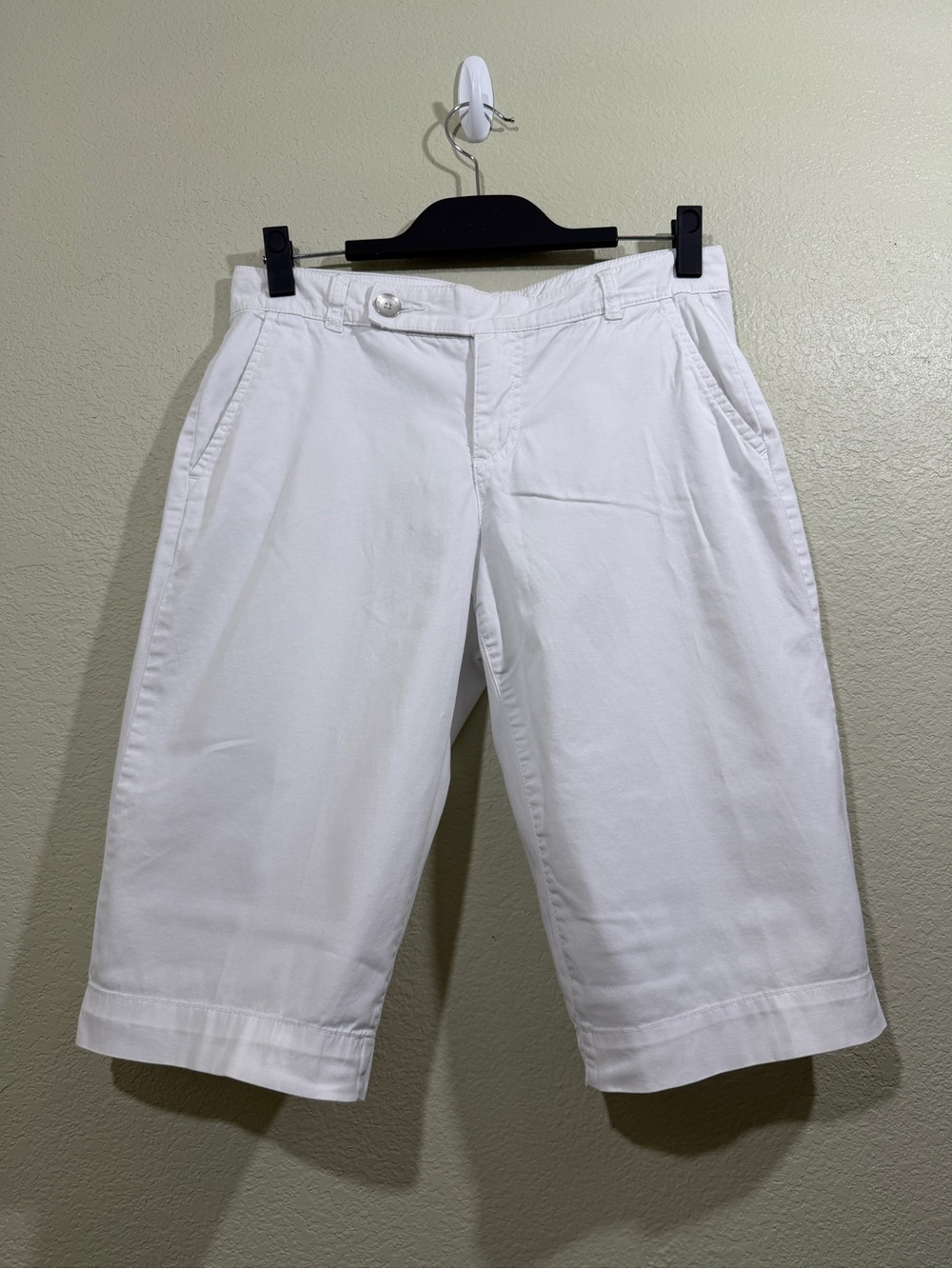 Bandolino White Shorts with Clean Finish